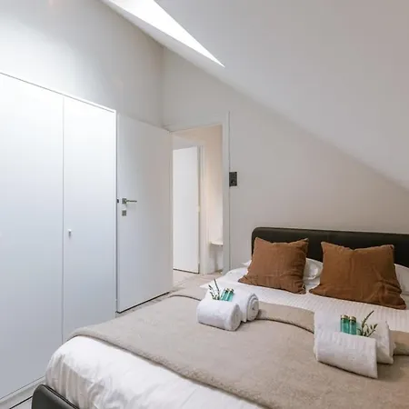 Huswell - Charming House In With Free Parking