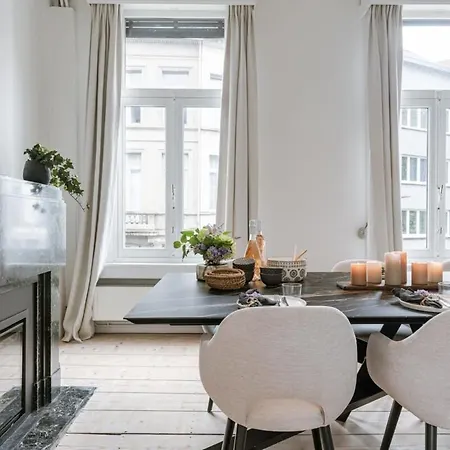 Huswell - Charming House In With Free Parking