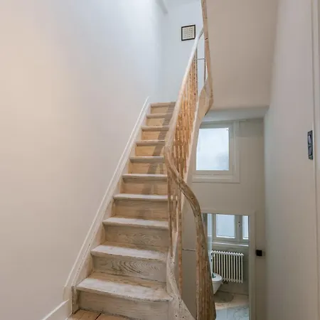 Huswell - Charming House In With Free Parking